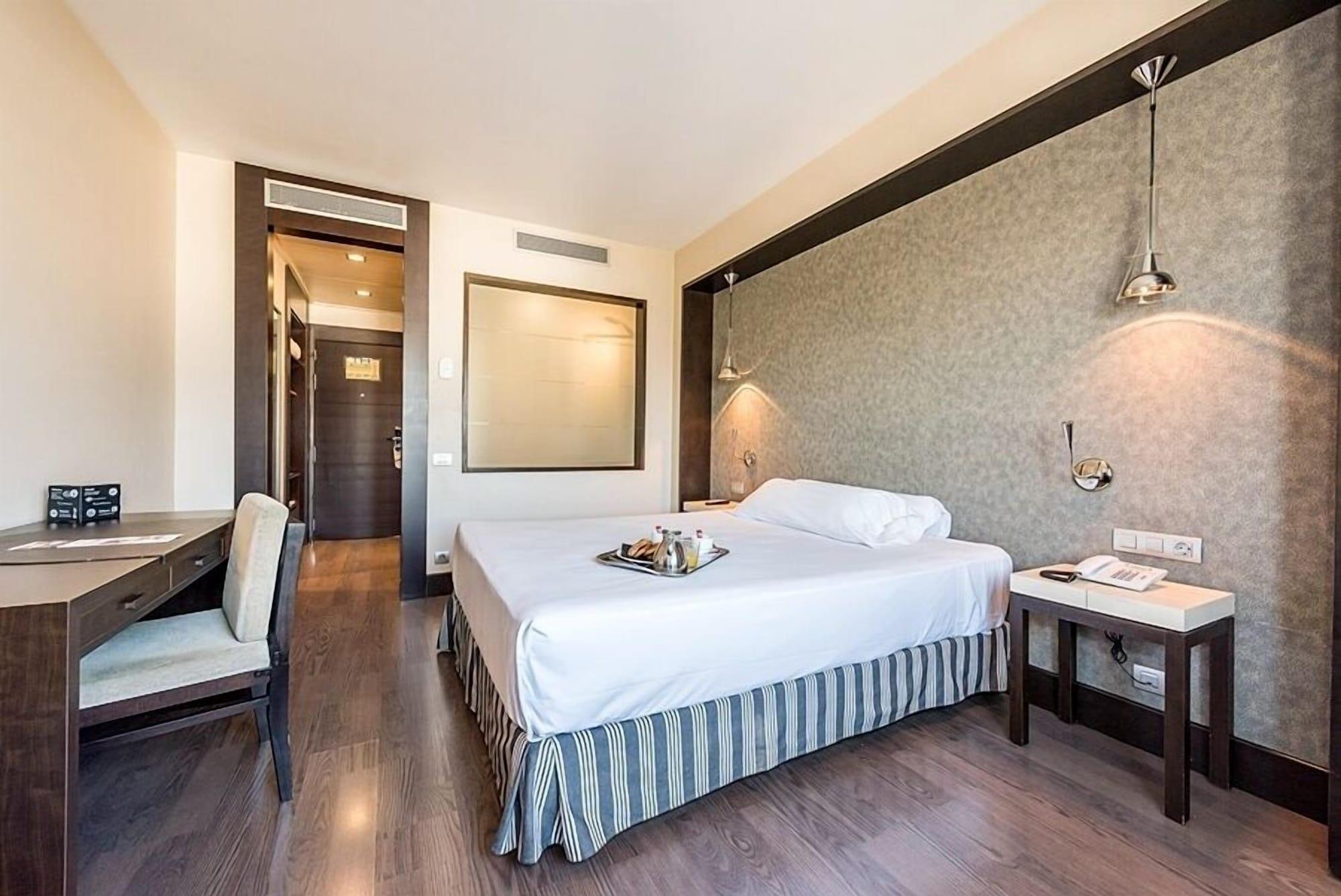 Hotel Mercader Madrid Kültér fotó